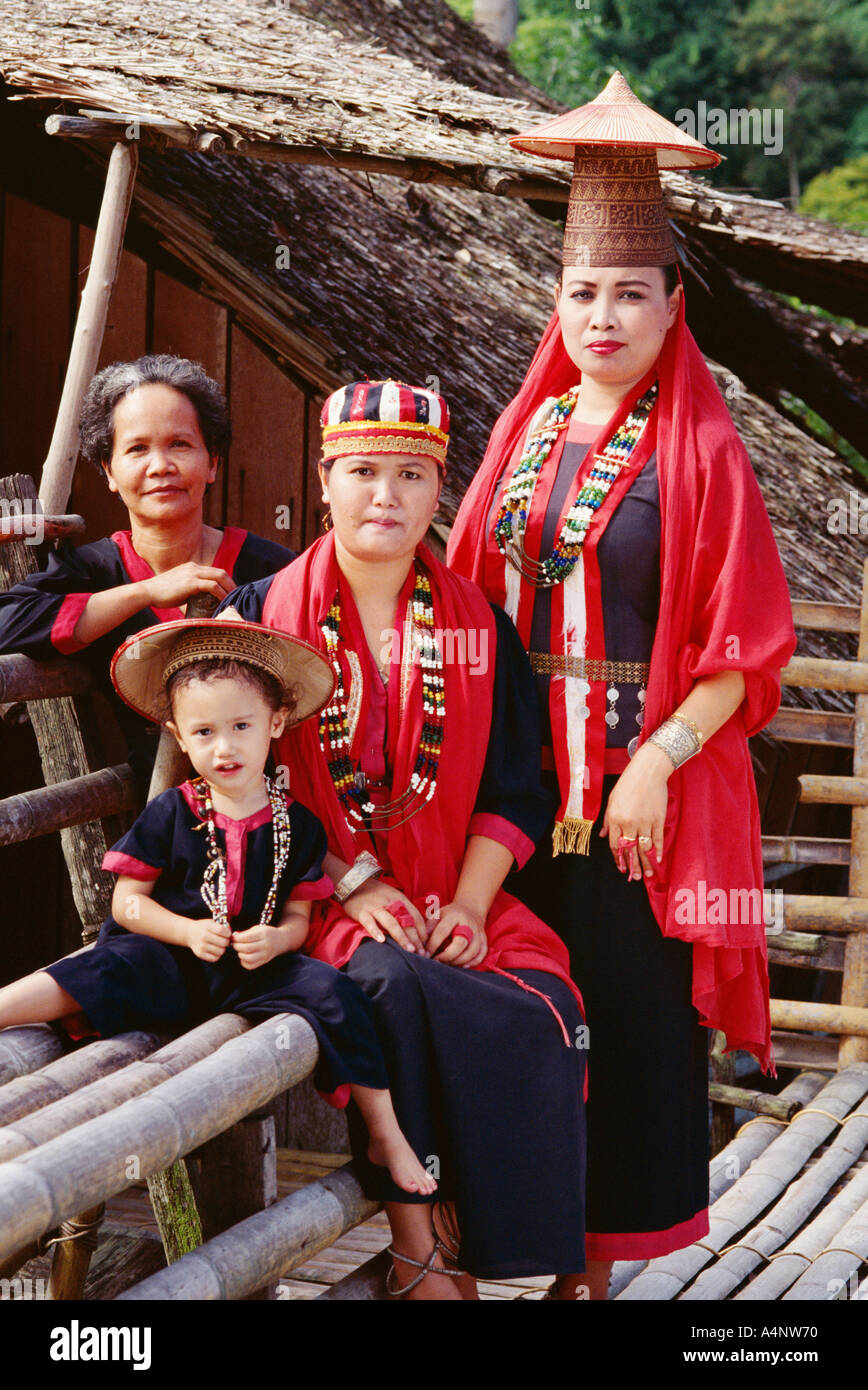 Portrait einer Bidayu Familie in Tracht Kulturdorf Sarawak Insel von Borneo Malaysia Südost-Asien-Asien Stockfoto