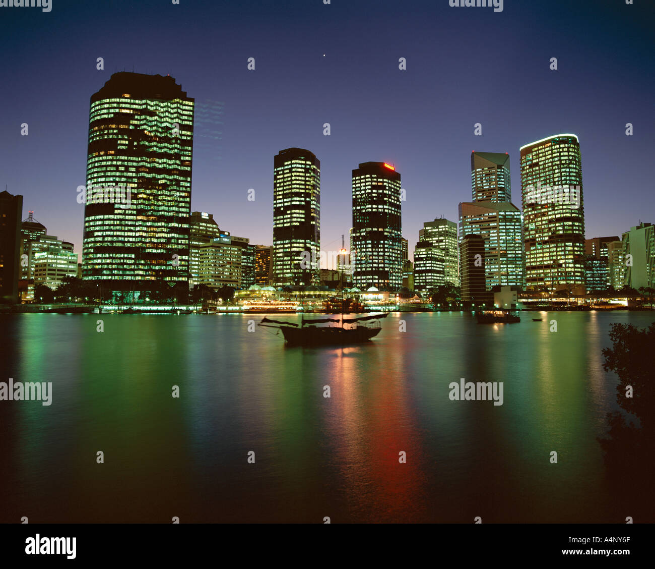 Skyline und Brisbane River in der Nacht Brisbane Queensland Australien Pazifik Stockfoto