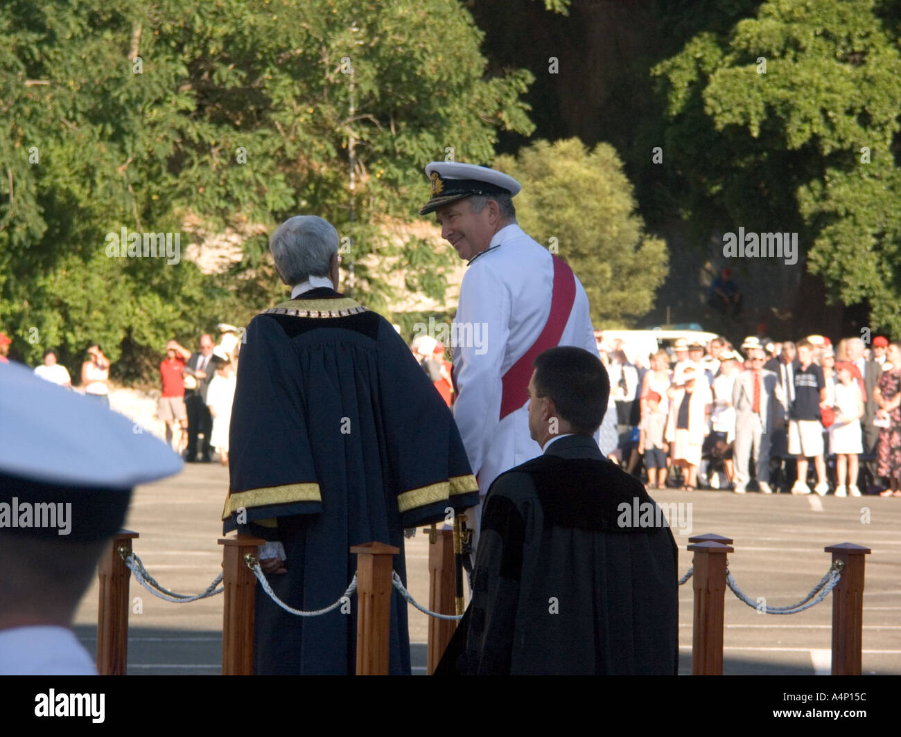 Ersten Sea Lord Admiral Sir Alan West tragen die rote Schärpe akzeptiert die ehrenamtlichen Freiheit der Stadt von Gibraltar Gibraltar Stockfoto