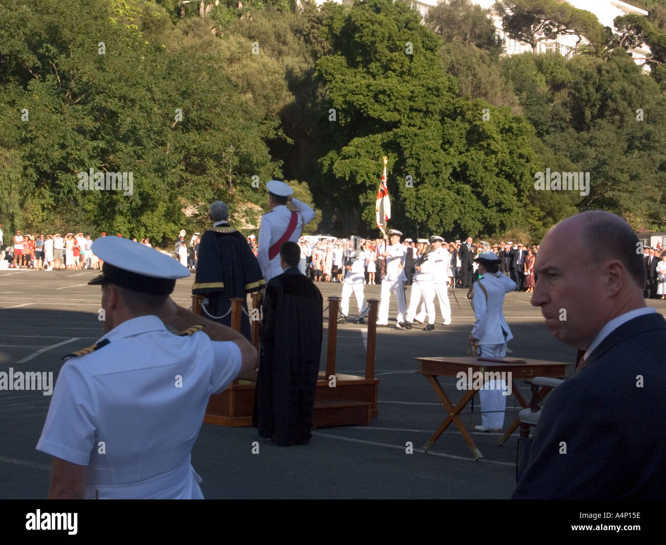 Ersten Sea Lord Admiral Sir Alan West (tragen die rote Schärpe) nimmt Gruß während der ehrenamtlichen Freiheit der Stadt von Gibraltar Stockfoto