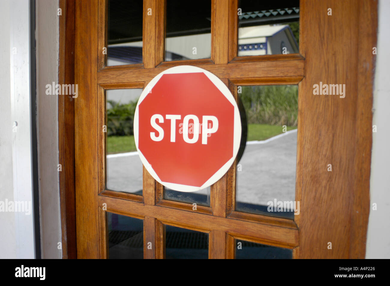 Stoppschild an Tür No Smoking Bar wo jeder in der Front tritt Stockfoto