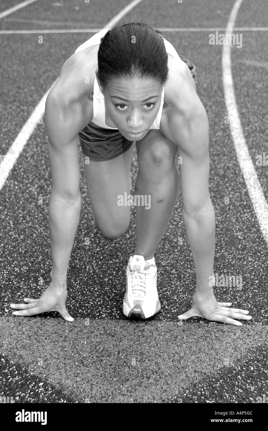 Schwarze Afro-amerikanische Frau am Start eines Rennens Leichtathletik Stockfoto