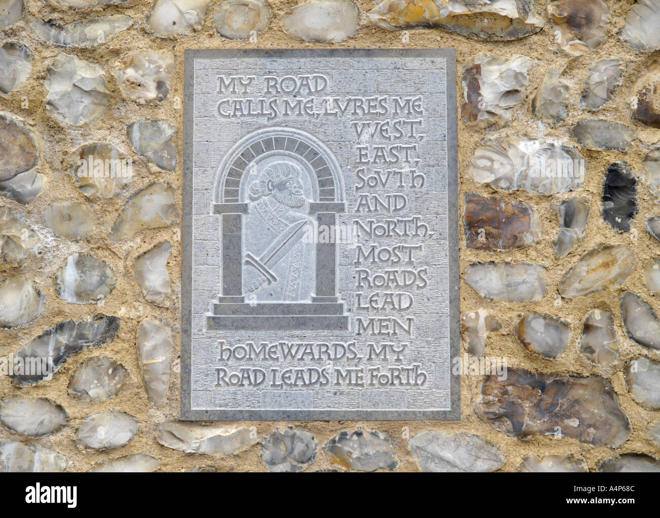 STEINE MIT EINSÄTZEN AUF DER RENOVIERTEN MAUER DES BURGHÜGELS, NORWICH NORFOLK EAST ANGLIA ENGLAND Stockfoto