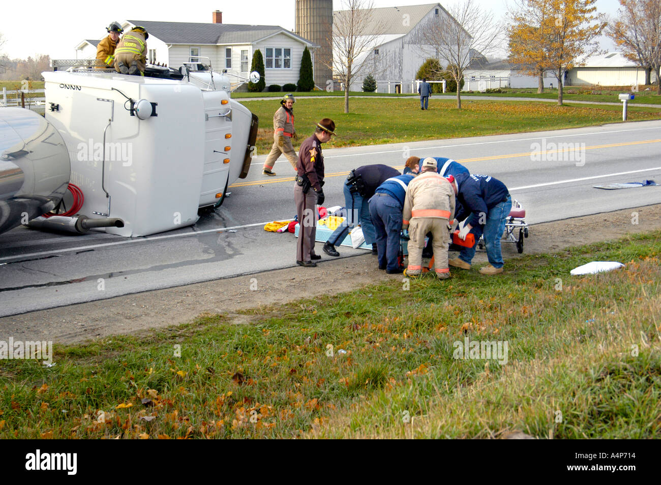 Semi-Sattelzug kippt einen Unfall mit Verletzungen verursachen Stockfoto