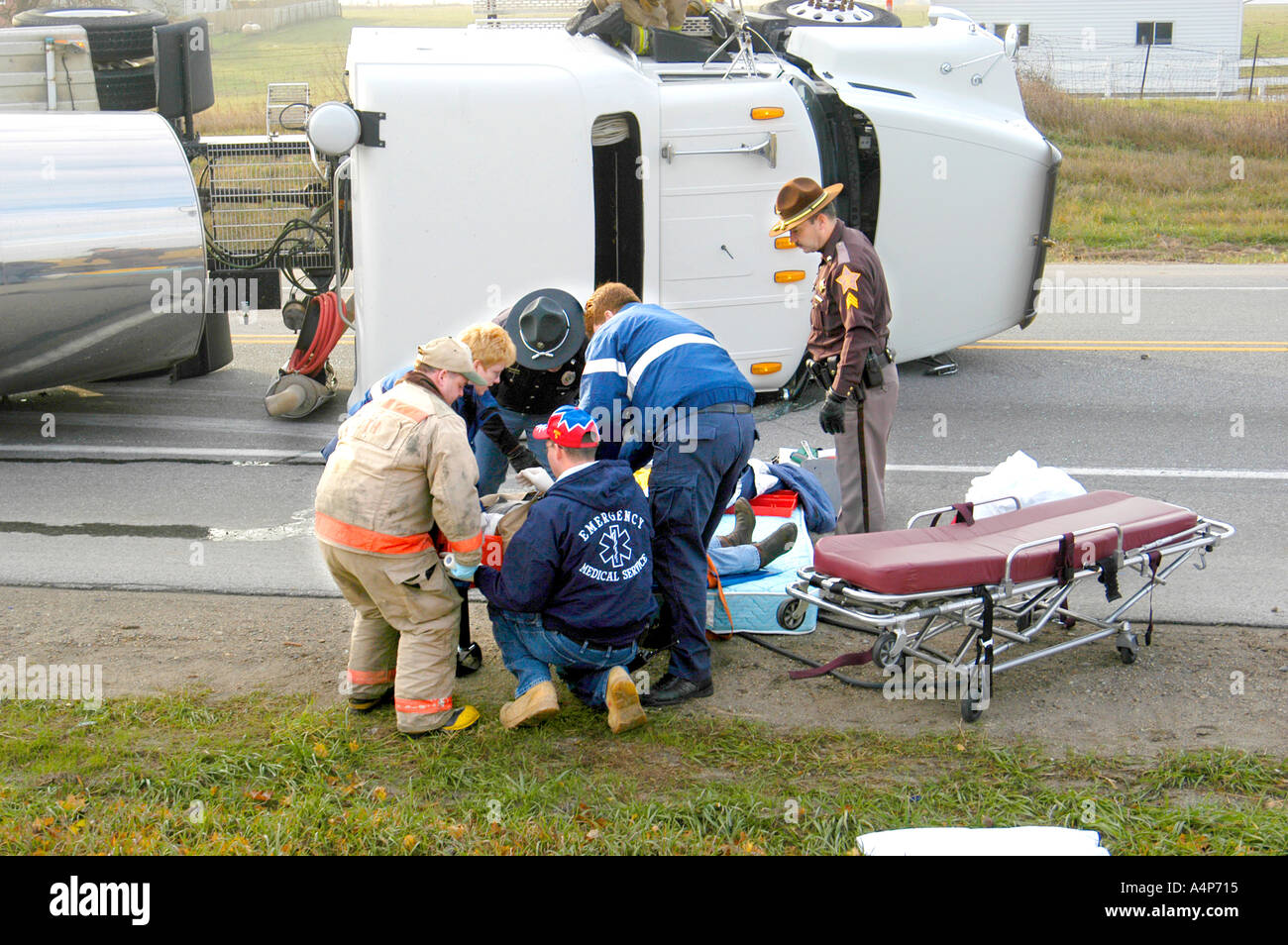 Semi-Sattelzug kippt einen Unfall mit Verletzungen verursachen Stockfoto