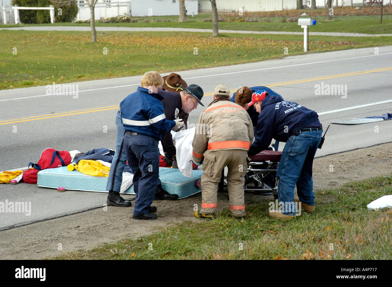 Semi-Sattelzug kippt einen Unfall mit Verletzungen Auto Kfz Autounfall verursacht Stockfoto