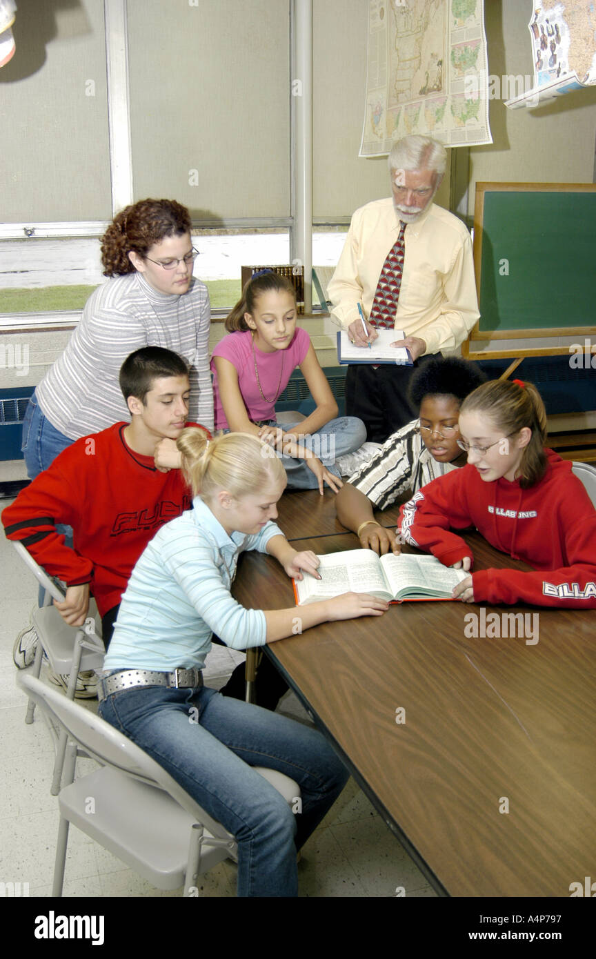 Männliche Mittelschule Lehrer arbeitet mit Studenten in der Klasse Stockfoto
