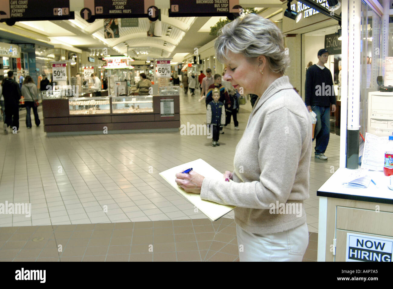 Frau findet eine Befragung von Kunden in einem großen Einkaufszentrum Stockfoto