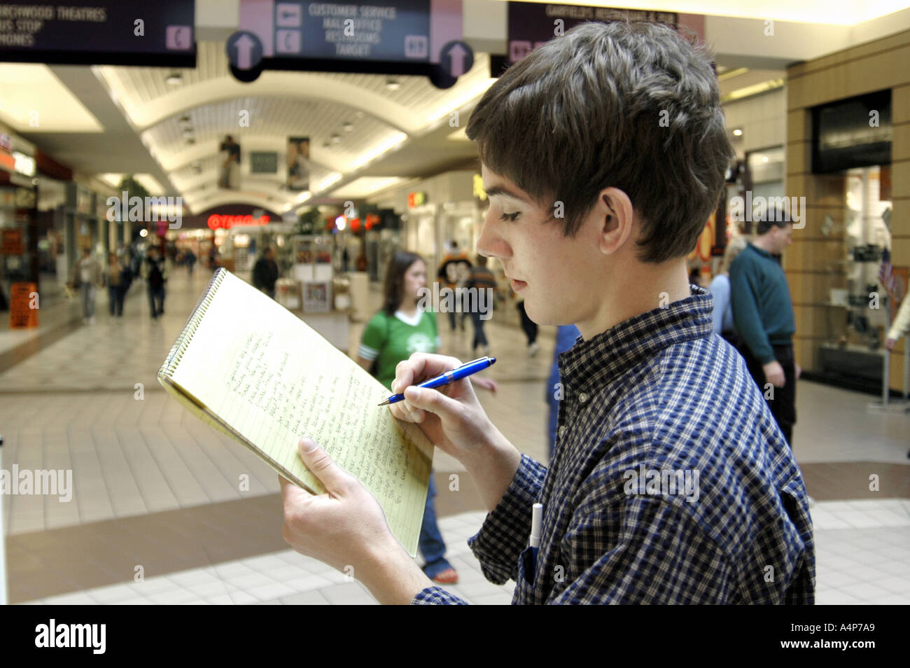 Mann nimmt eine Befragung von Kunden in einem großen Einkaufszentrum Stockfoto