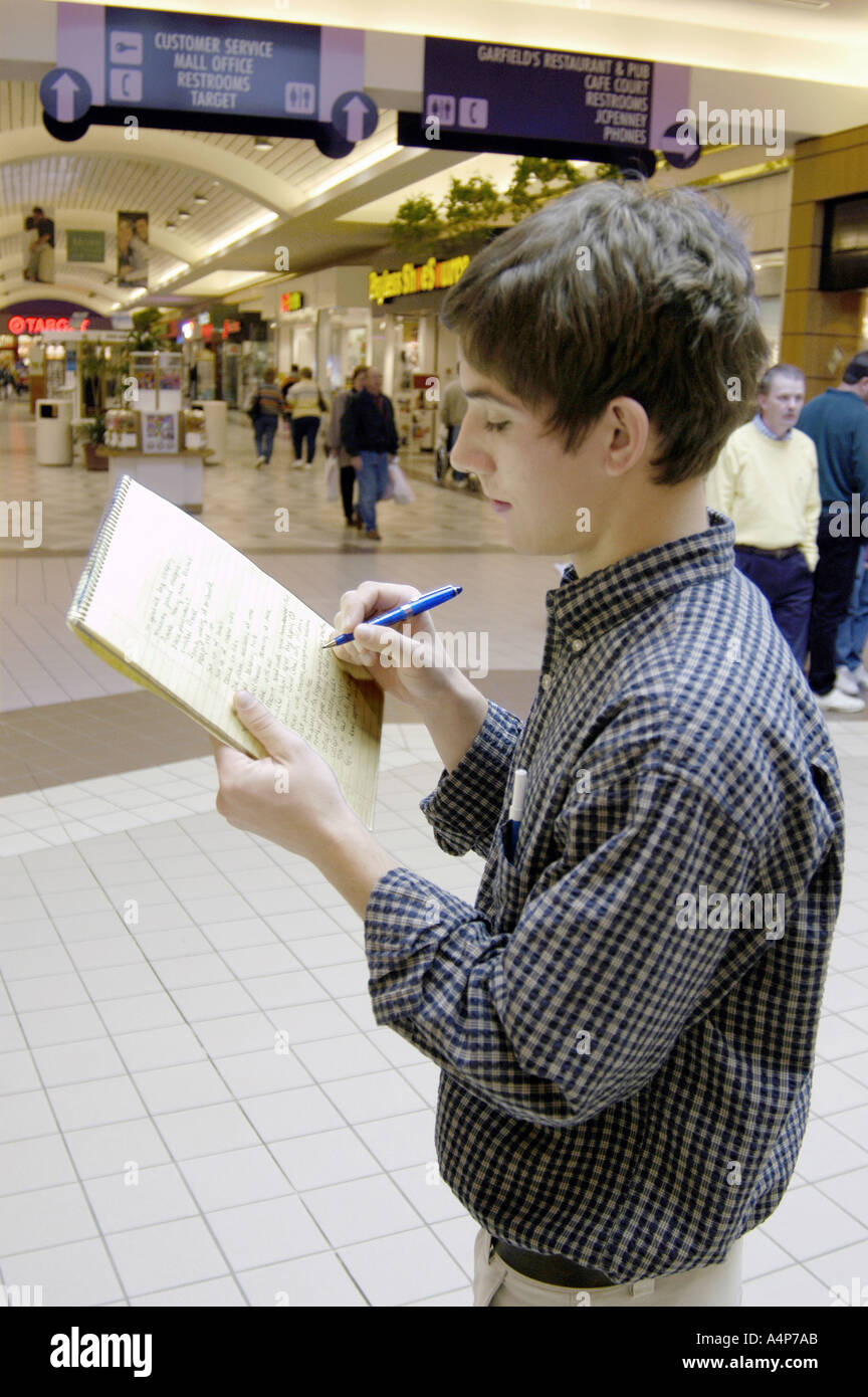 Mann nimmt eine Befragung von Kunden in einem großen Einkaufszentrum Stockfoto