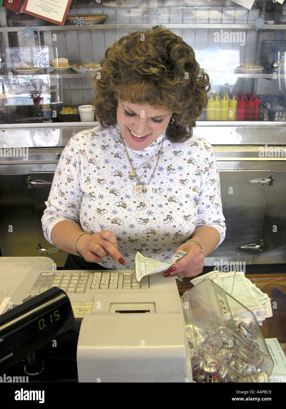 Kellnerin wird die Zahlung an der Kasse von einem Kunden in einem restaurant Stockfoto