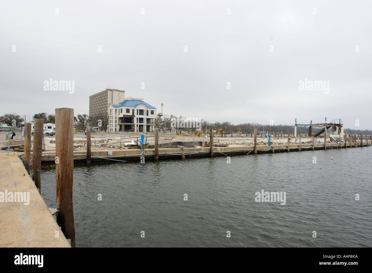 Das Büro des Hafenmeisters in Biloxi Small Craft Harbor ist schwer beschädigt, steht aber immer noch, nachdem der Hurrikan Katrina Biloxi Mississippi getroffen hat Stockfoto