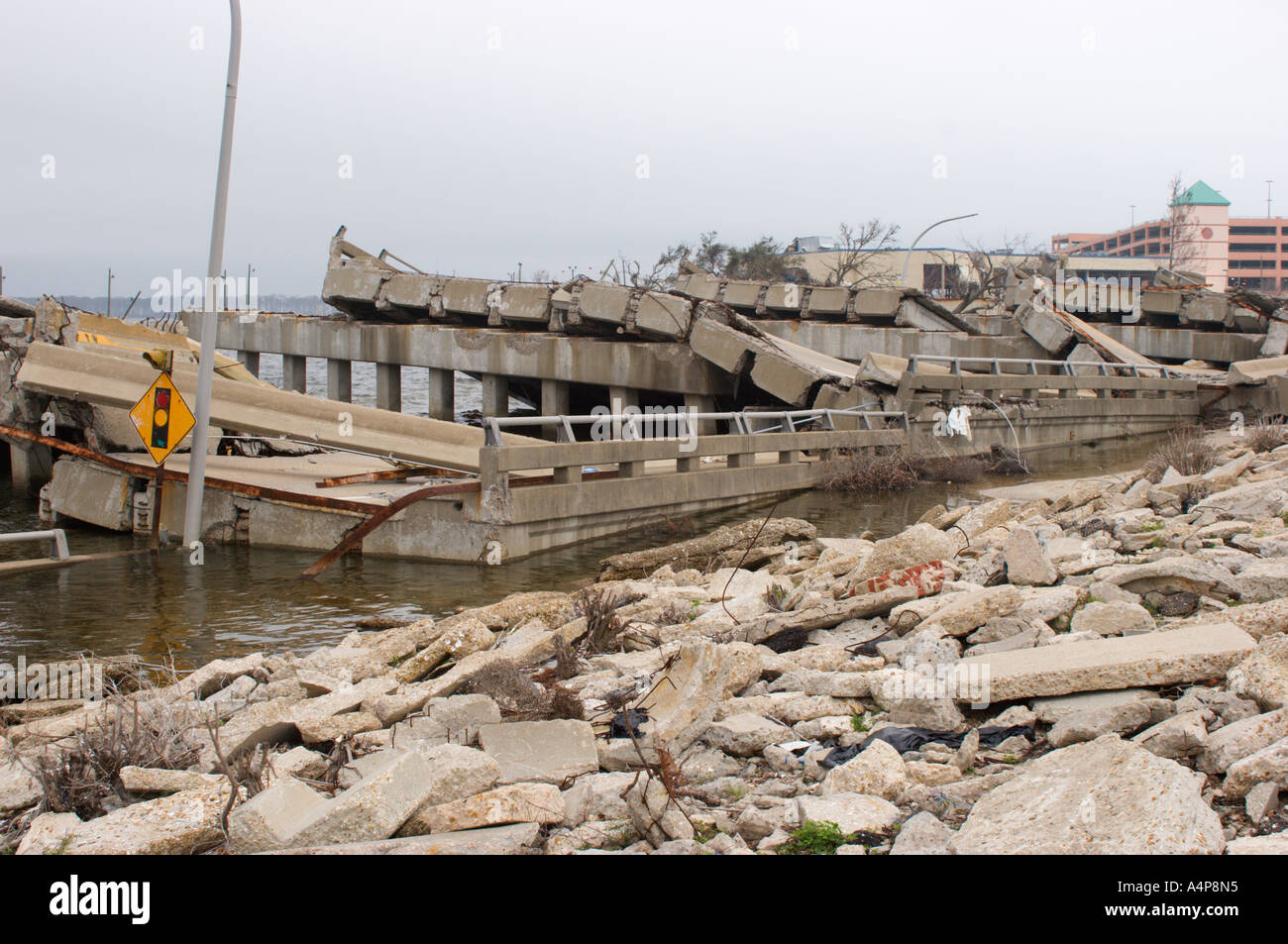 Überreste der Draw Bridge, die Ocean Springs mit Biloxi, Mississippi über die Back Bay nach Hurrikan Katrina verbindet Stockfoto