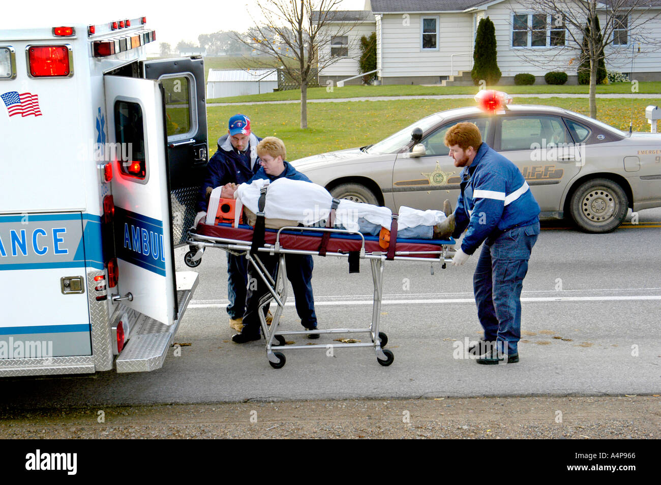 Semi-Sattelzug kippt einen Unfall mit Verletzungen verursachen Stockfoto