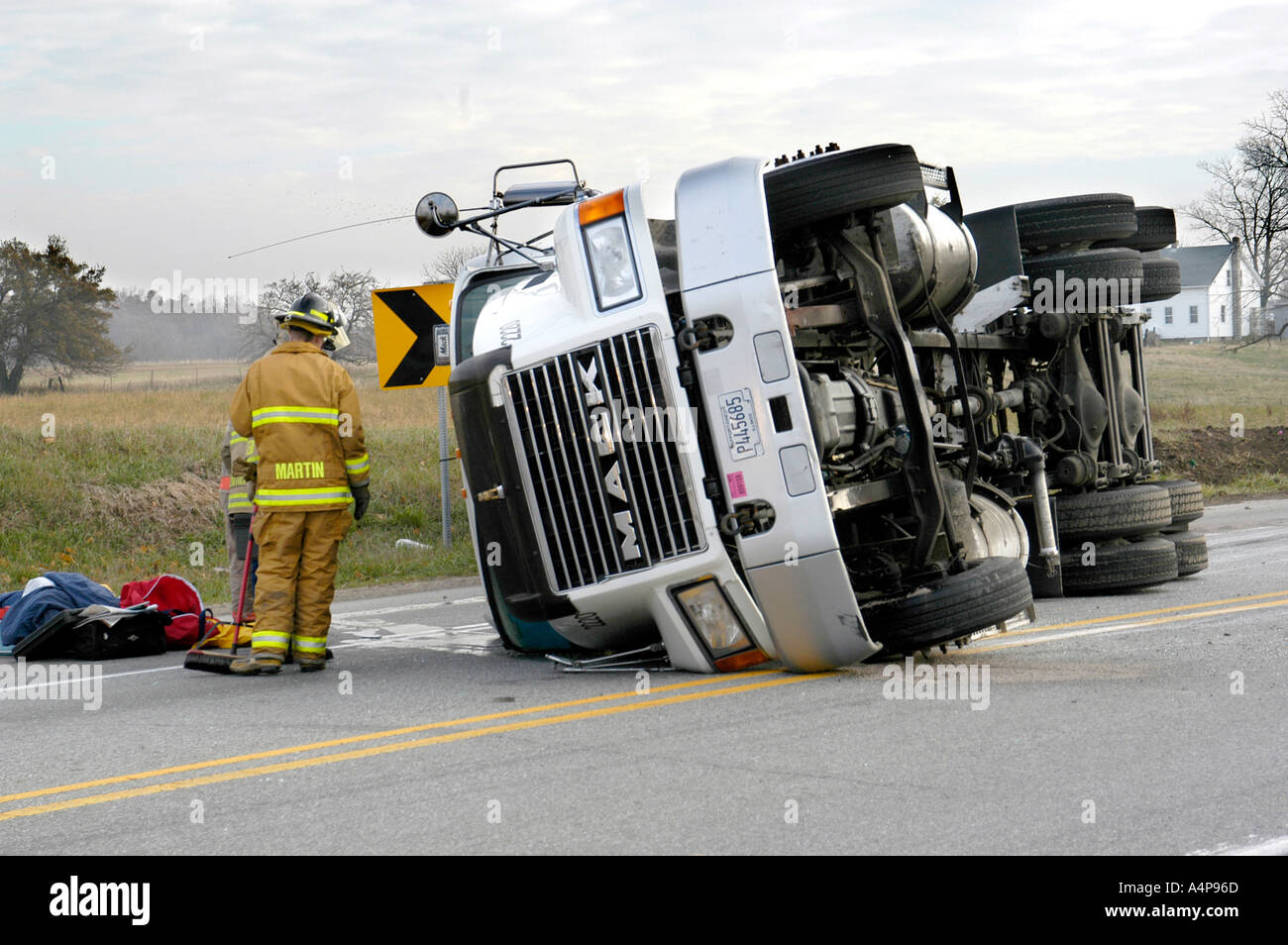 Semi-Sattelzug kippt einen Unfall mit Verletzungen verursachen Stockfoto