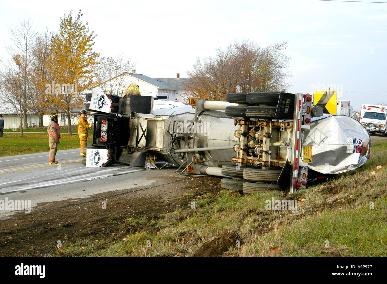 Semi-Sattelzug kippt einen Unfall mit Verletzungen verursachen Stockfoto