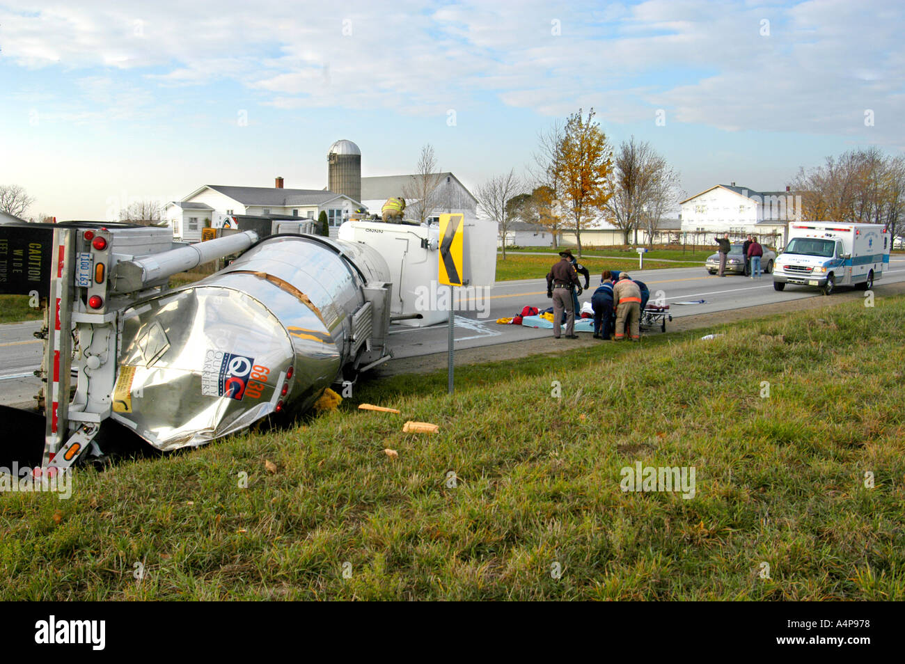 Sattelzugmaschine LKW kippt und verursacht einen schweren Unfall mit einem Auto Tod und schwere Verletzungen Stockfoto