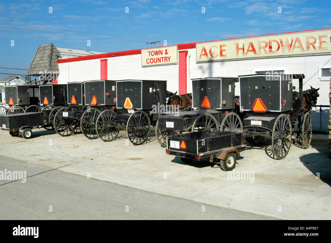 Amische Pferd und Buggy parkten außerhalb Baumarkt Shipshewana, Indiana Stockfoto