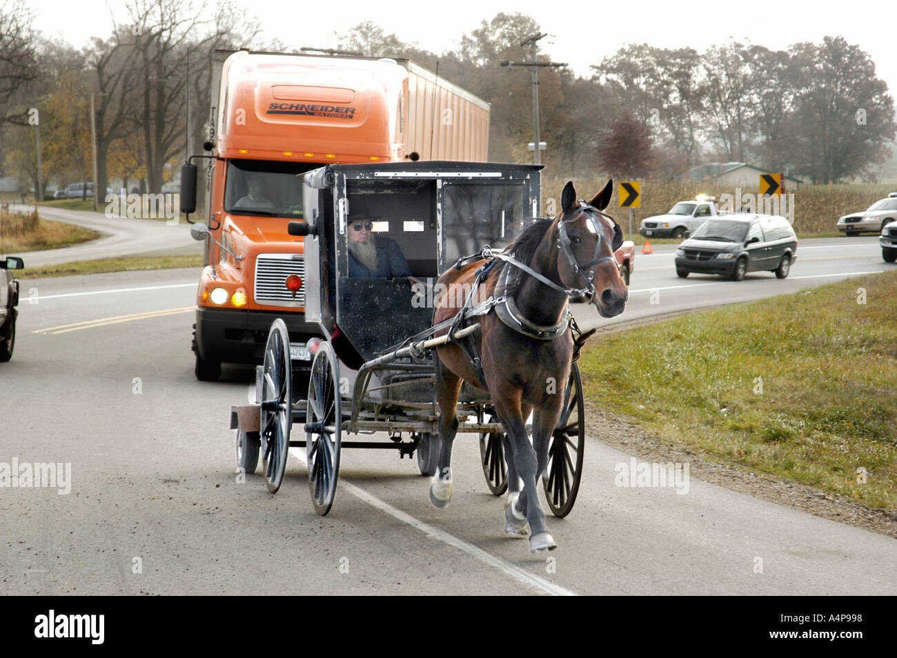 Amische Pferd und Buggy blockieren Verkehr auf stark befahrene Straße Shipshewana, Indiana Stockfoto