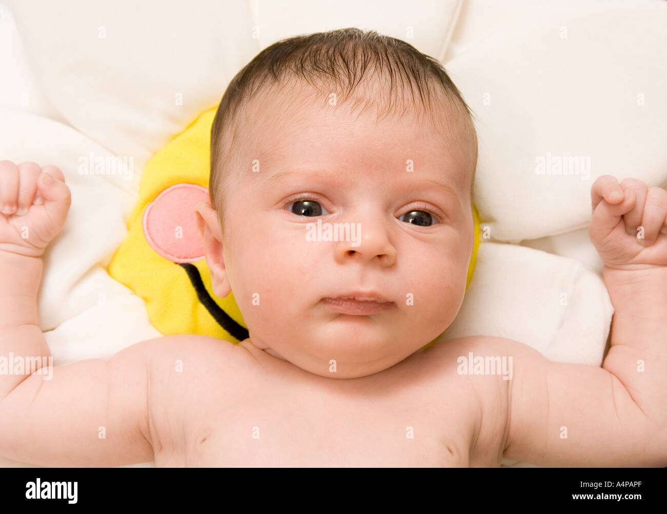 4 Wochen Altes Baby Junge Liegend Zu Hause 2 Von 4 Stockfotografie Alamy