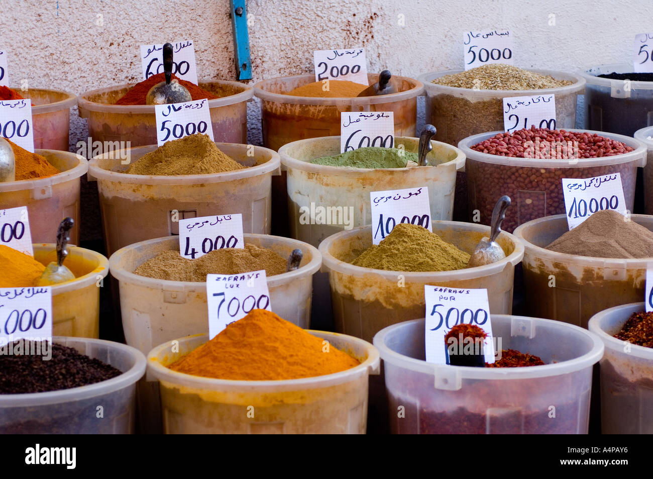 Gewürze von vielen Farben in einem tunesischen Markt Stockfoto