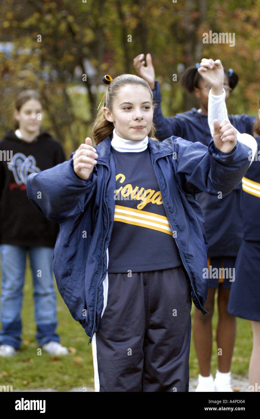 Cheerleader führen während Mittelschule Fußball Spiel ab 12 14 Stockfoto
