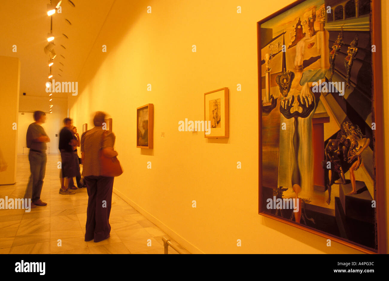 Besucher bis hin zur Kunstgalerie Studium Salvador Dali s El Hombre unsichtbar 1930 im Museo Nacional Centro de Arte Reina Sofia Stockfoto