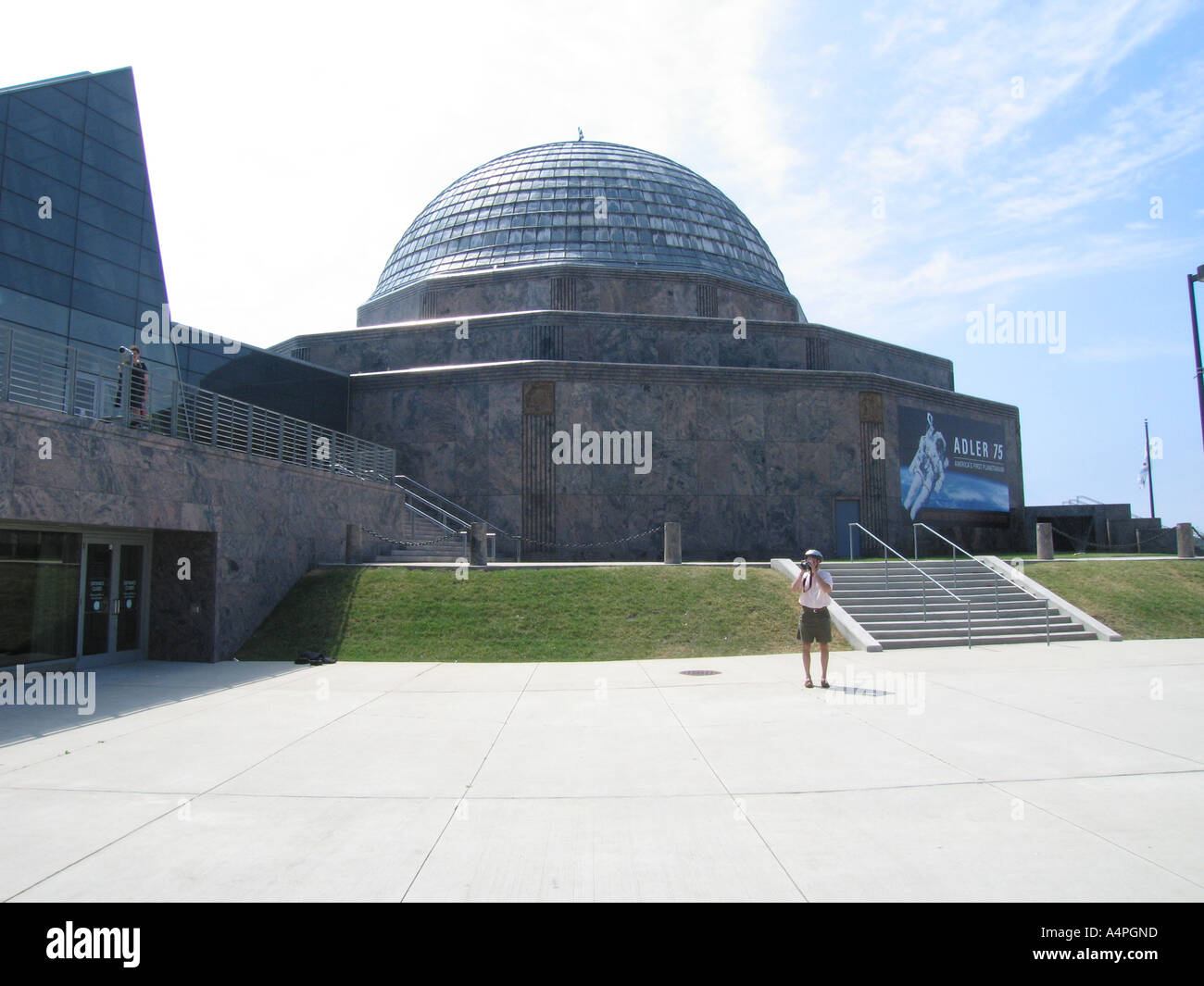 Mann vor dem Adler-Planetarium und Astronomie-Museum Chicago Illinois Stockfoto