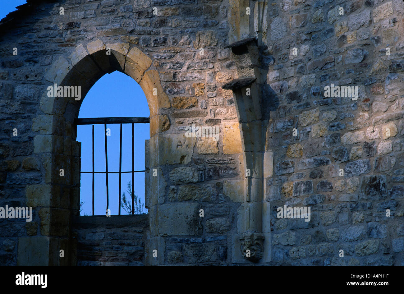 Ruinen einer Kirche in Frankreich Europa. Nur die Mauer steht noch. Gefleckten Schatten und blauer Himmel durch die Fensteröffnung. Stockfoto