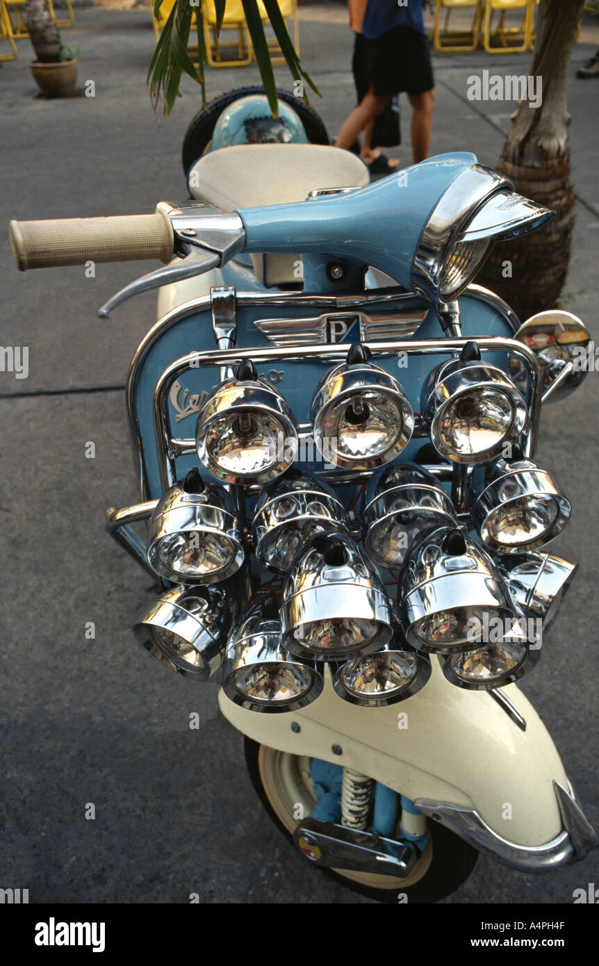 Oldtimer Vespa-Motorroller mit 15 glänzend nicht wesentlicher Chrom-Scheinwerfer in Mods Mode. Stockfoto