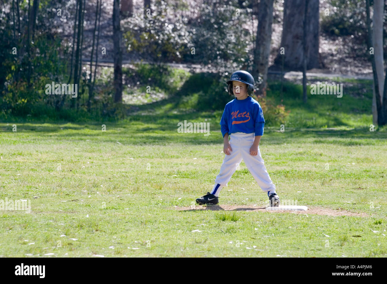 Junge Baseball spielen wartet am zweiten base Stockfoto