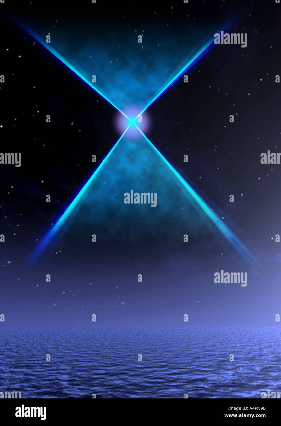 Mitternacht-Laser. Sternförmig in den Nachthimmel über dem Meer. Stockfoto
