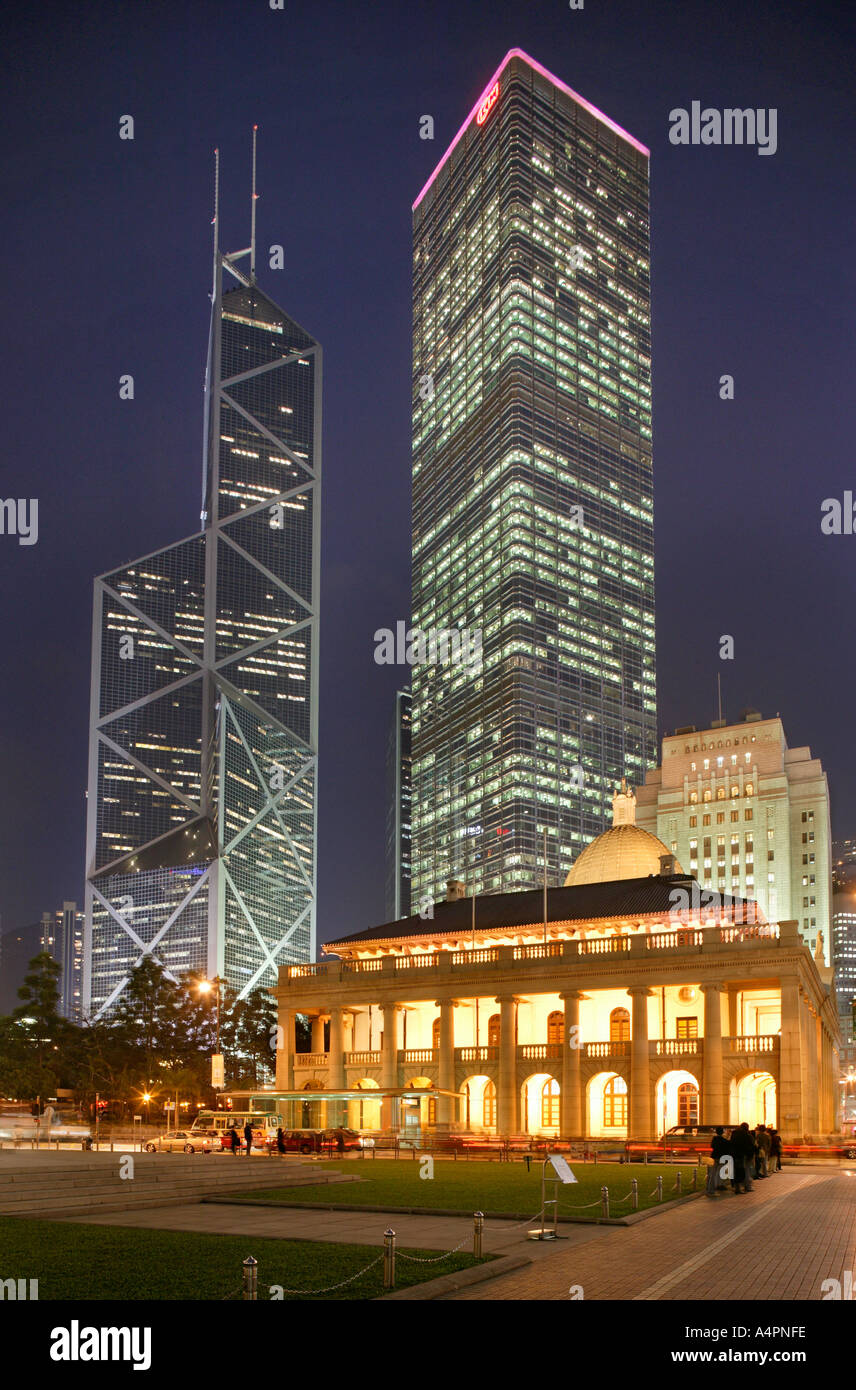 Bank of China und Cheung Kong center Gebäude mit alten Ratsgebäude in Vordergrund zentralen Stadtteil Hong Kong bei Nacht Stockfoto