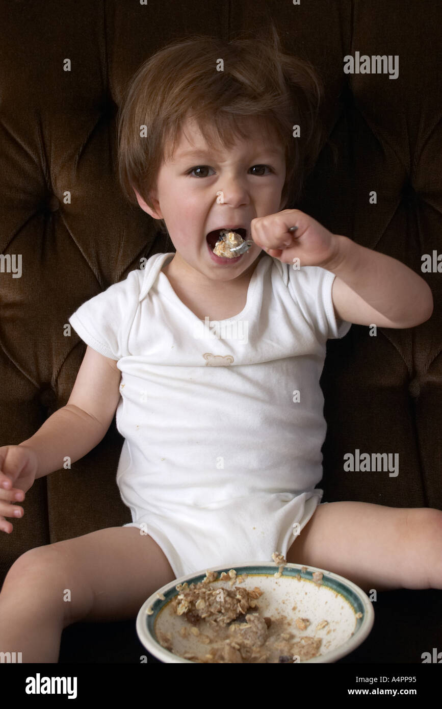 Kleiner Junge beim Frühstück Stockfoto