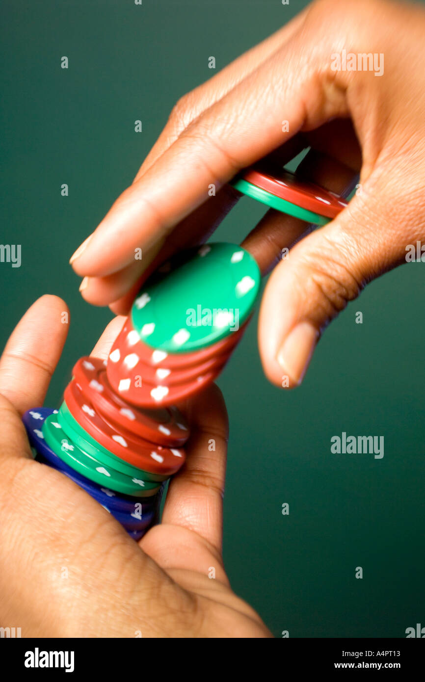 Hand, die Pokerchips Stockfoto