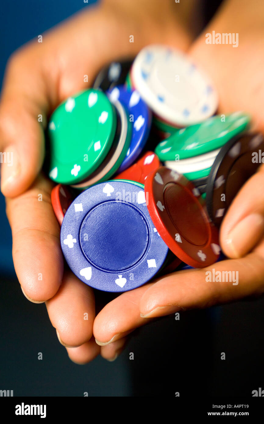 Hand, die Pokerchips Stockfoto