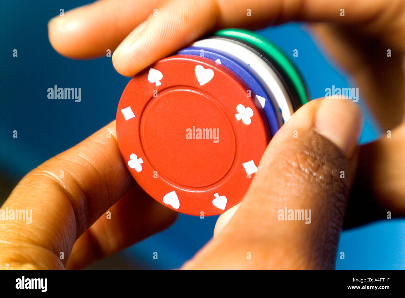Hand, die Pokerchips Stockfoto