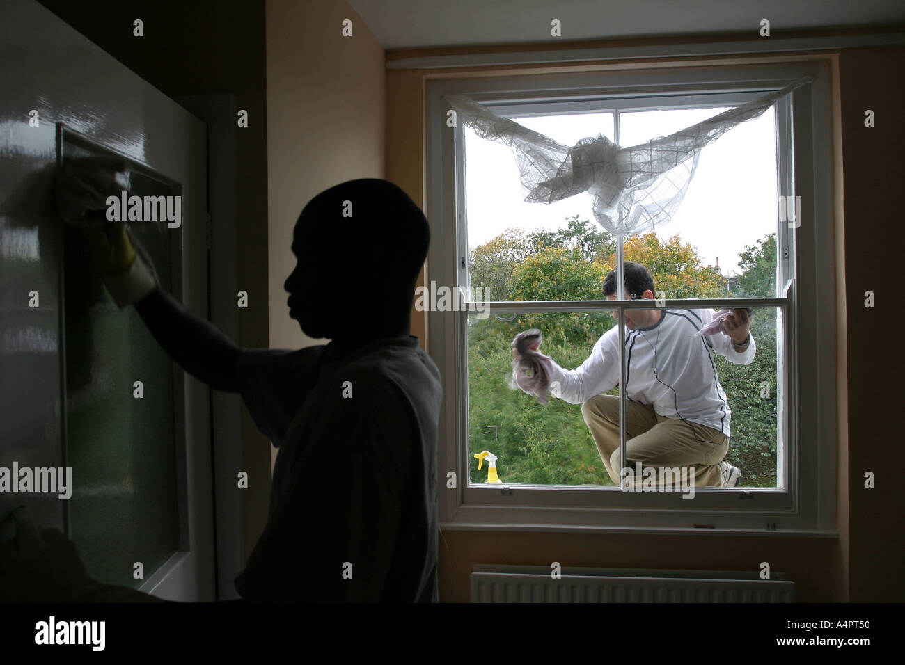 Maler bei der Arbeit, dekorieren ein Haus in London, Vereinigtes Königreich. Stockfoto