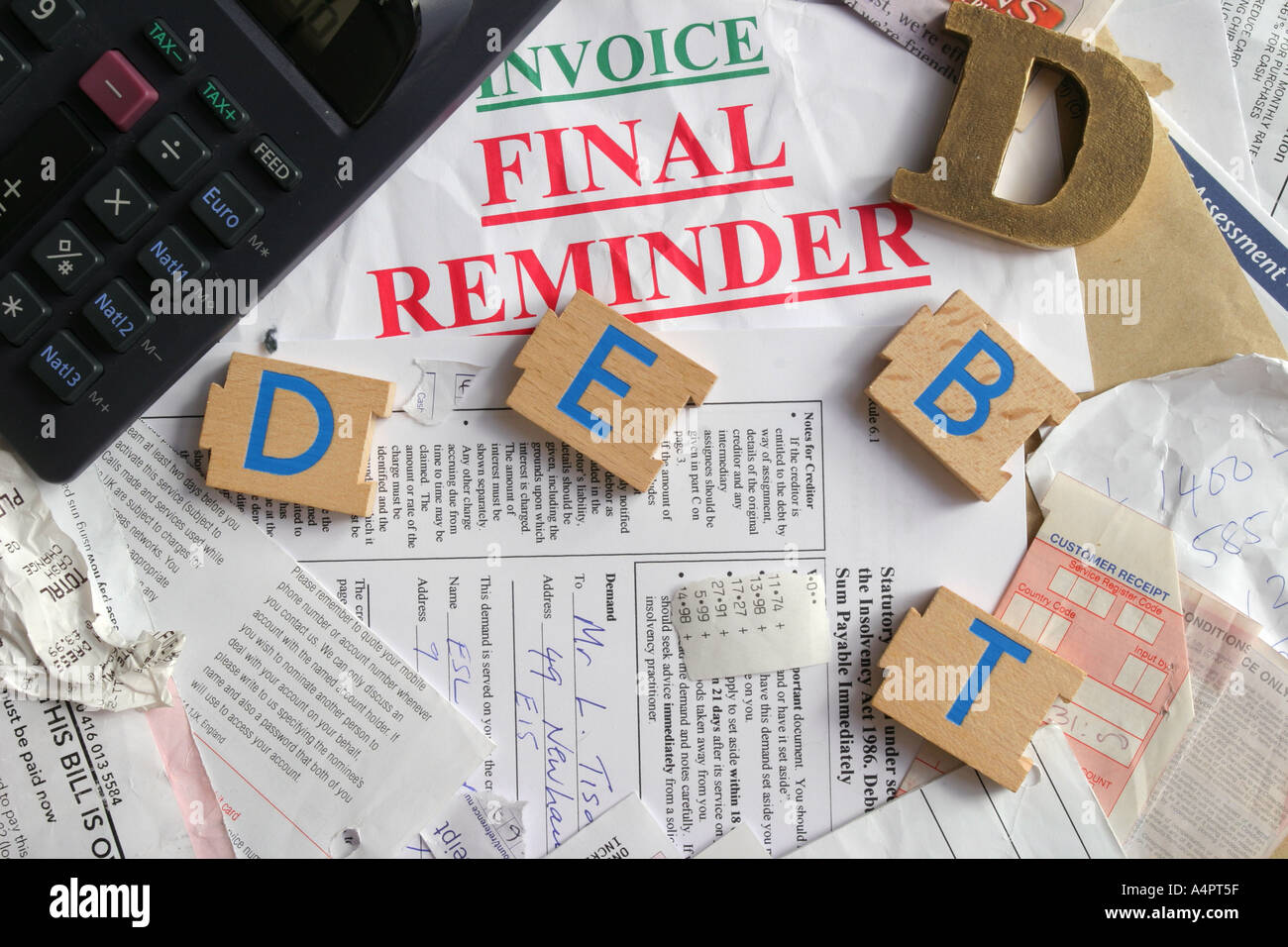 Rechnungen, Rechnungen, Schulden Erinnerungen, gesetzliche Forderung und Rechner auf Schreibtisch mit Holzbuchstaben Rechtschreibung Schulden. Stockfoto