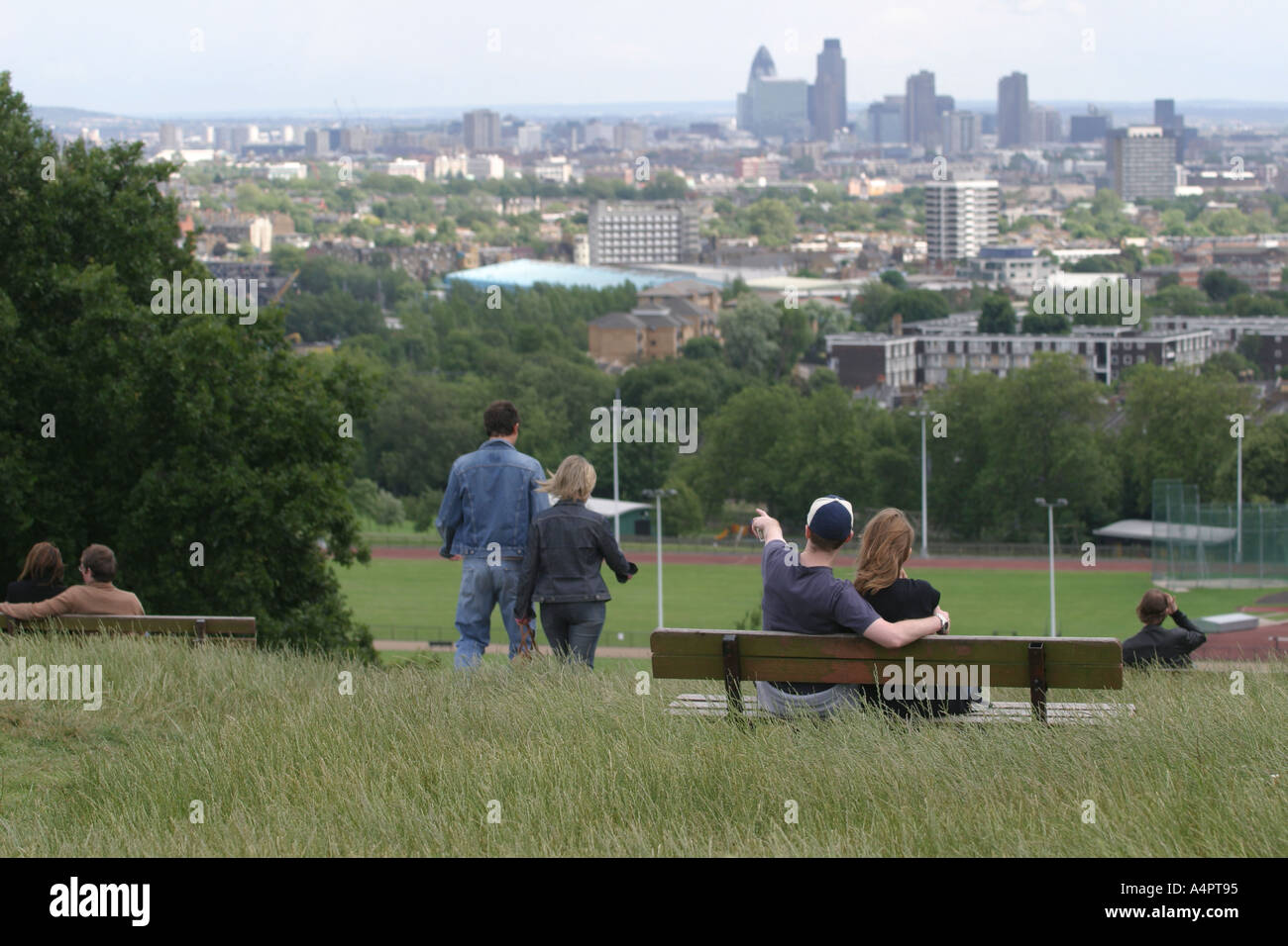 Ein paar genießen Sie den Blick von London vom Parliament Hill, London, UK. Stockfoto