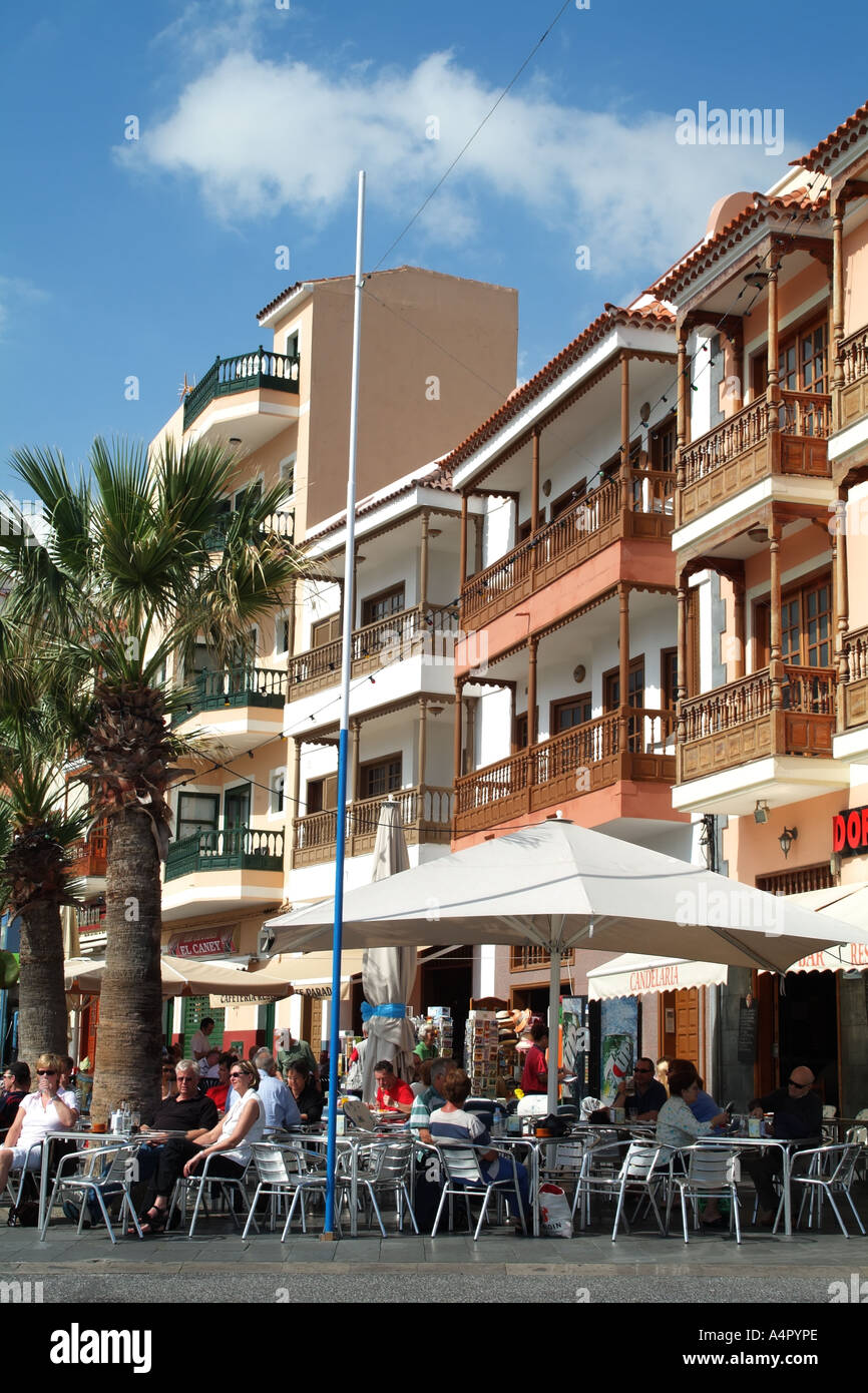 farbenfrohe Gebäude in der Küstenstadt Stadt Candelaria Teneriffa Kanarische Inseln Spaniens alfresco Café Essen Stockfoto