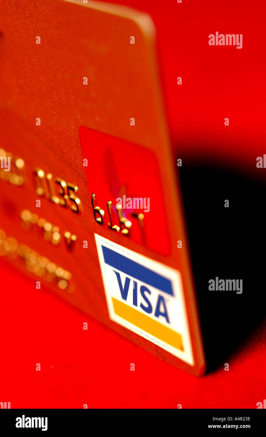 Farbbild einer Visa-Kreditkarte auf rotem Grund Stockfoto