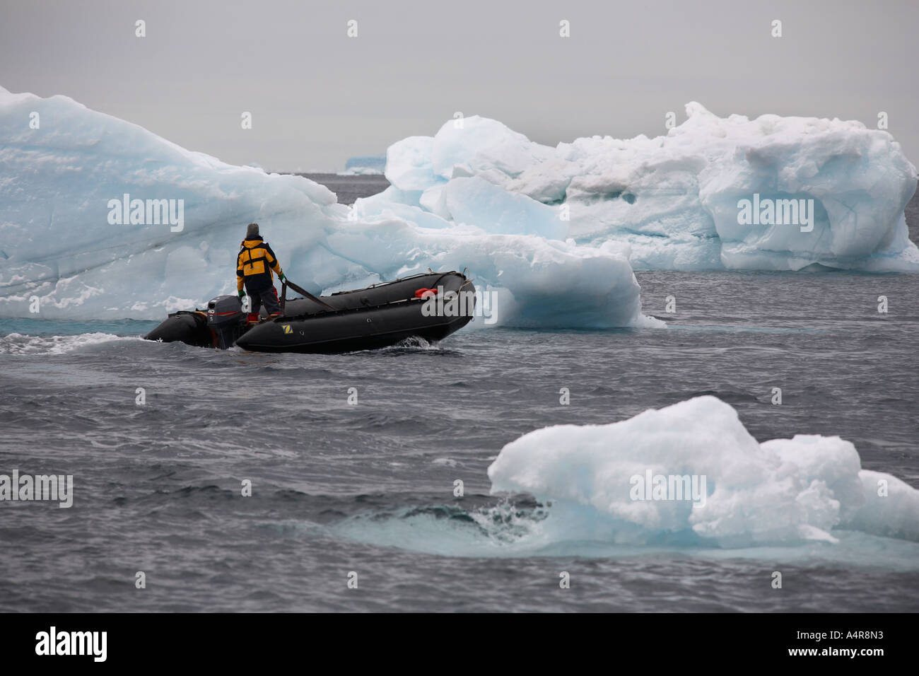 Zodiac navigiert aber Eisberge in den Lamaire Kanal in der Antarktis Stockfoto