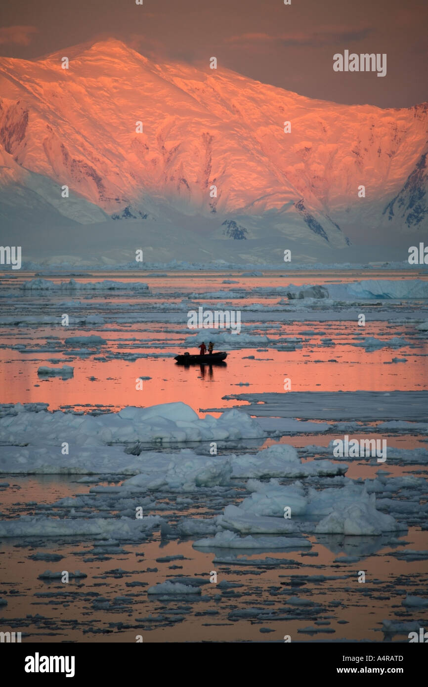 Zodiac Schlauchboot im Lamaire Kanal in der Antarktis Stockfoto