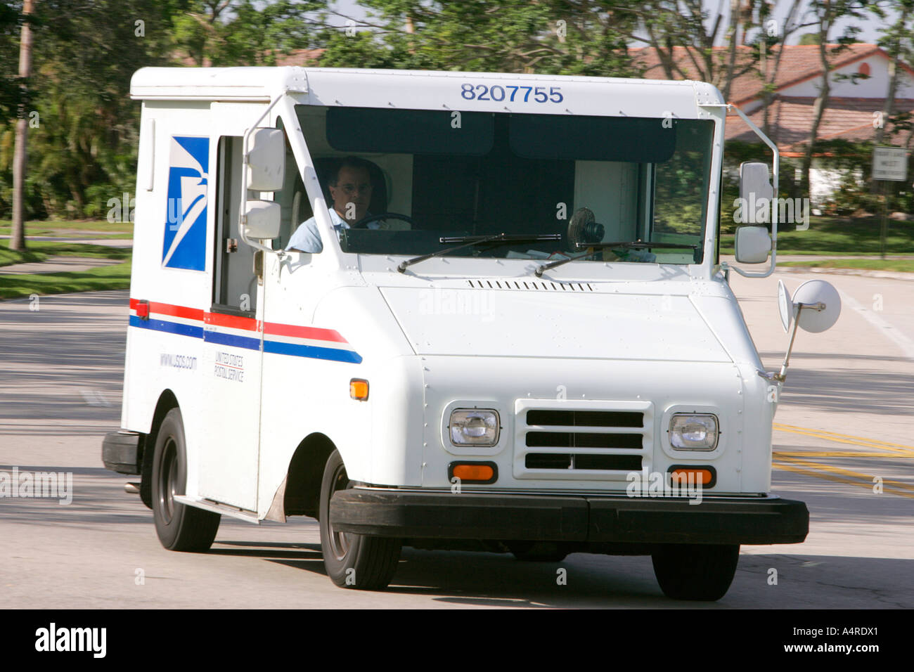 US-Mail-Dienst liefert Auto Fahrzeugtransport Mailbox Briefkasten Briefkasten postalischen Korrespondenz Versand Lieferung rote Fahne Stockfoto