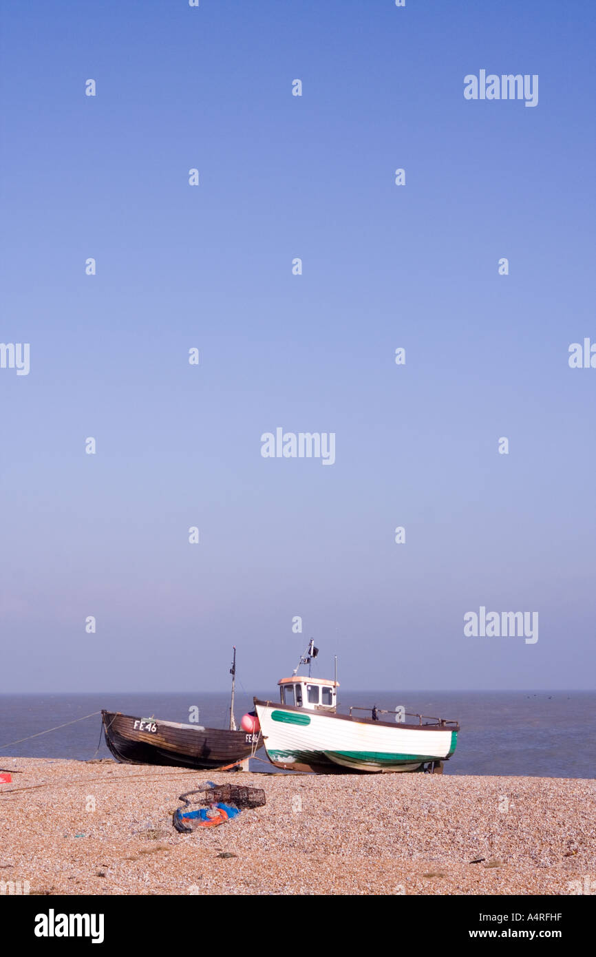 Traditionelle und moderne Angelboote/Fischerboote Winde bis an den Strand bei Dungeness in Kent, Fischernetze und Seile im Vordergrund. Stockfoto