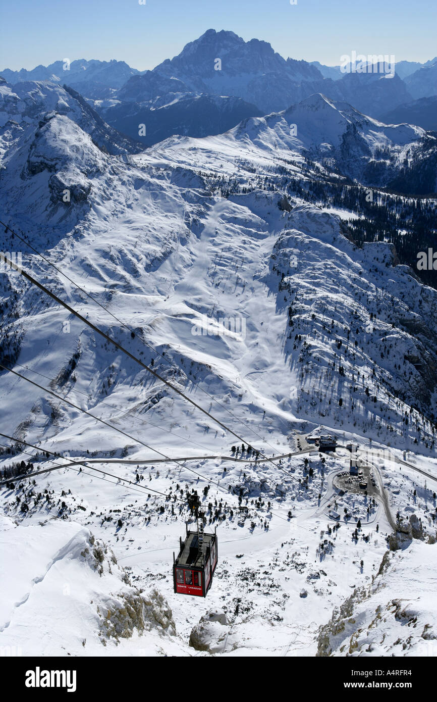 Seilbahn Lagazuoi Berg und versteckte Talbereich der Dolomiten in der Nähe von Corvara im Winterschnee, Italien Stockfoto