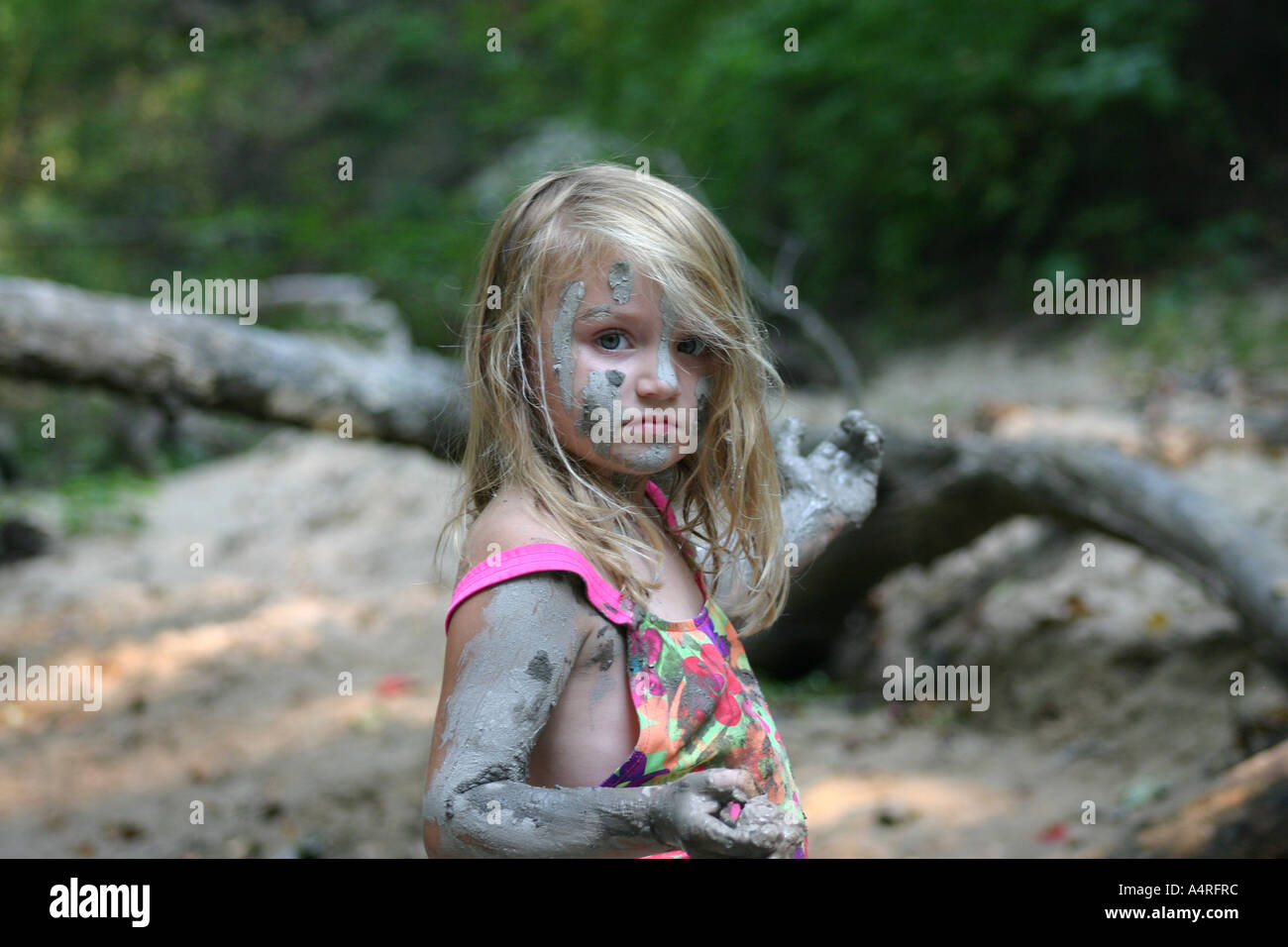 Junge Mädchen Spielen Im Schlamm Stockfotografie Alamy 