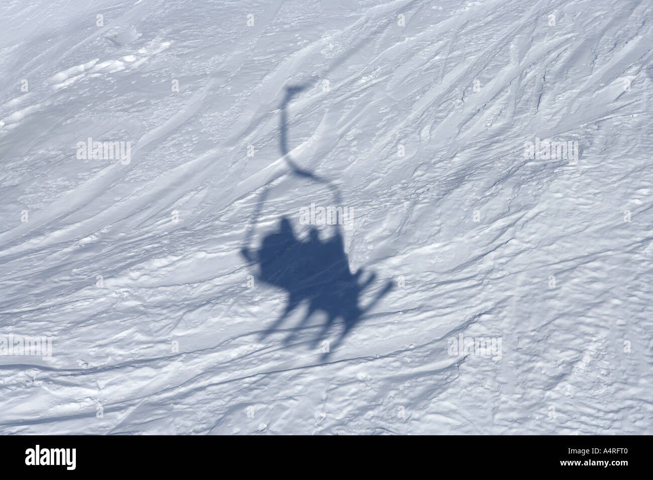 Schatten der Skifahrer am Sessellift im Schnee, Italien Stockfoto