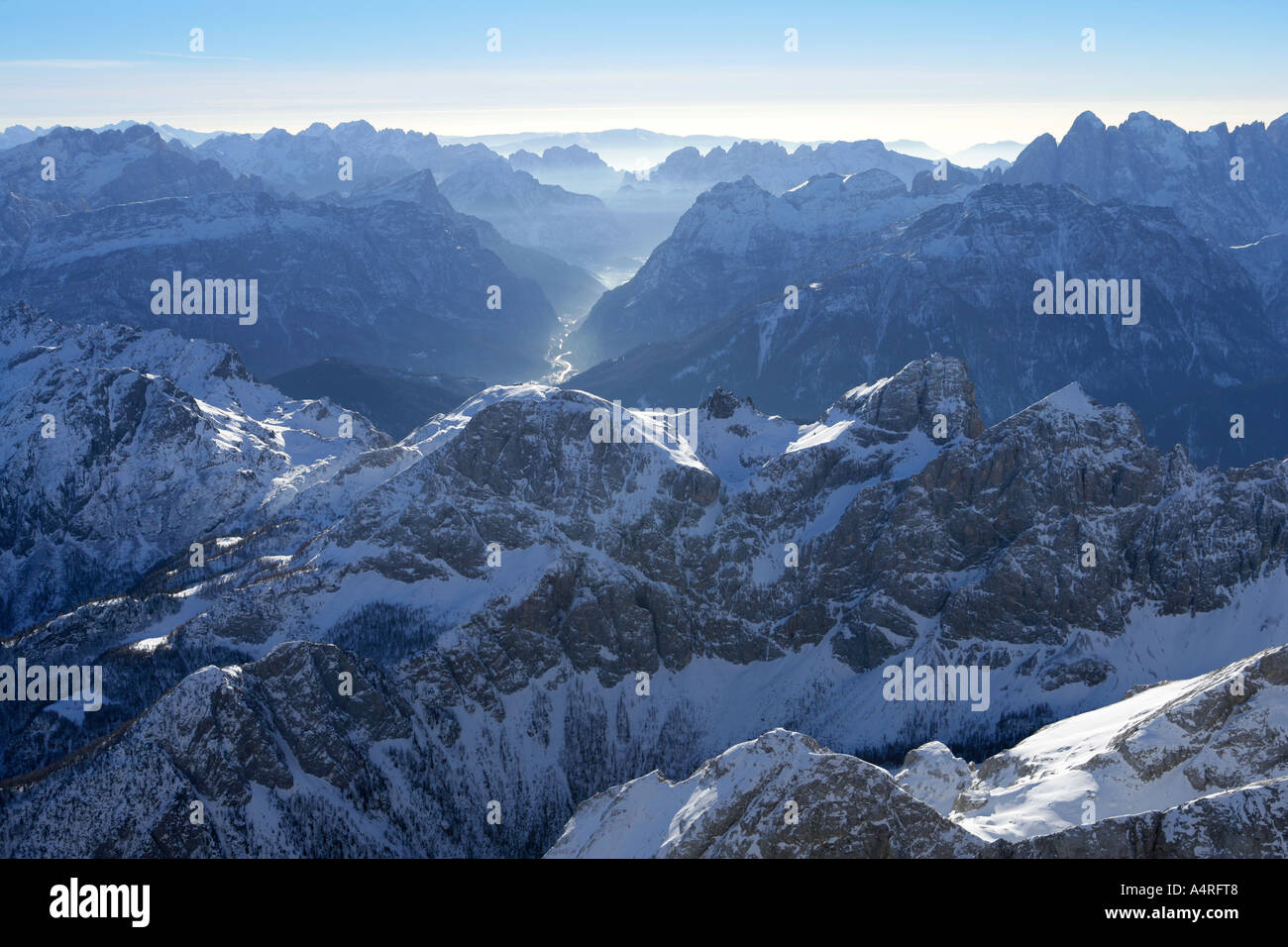 Launisch am frühen Morgen Blick auf das Tal und die Berge Region der Dolomiten im Winter, Italien. Stockfoto